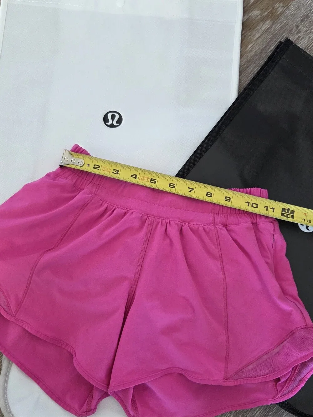 Lululemon Hotty Hot Low-Rise Short 2.5
